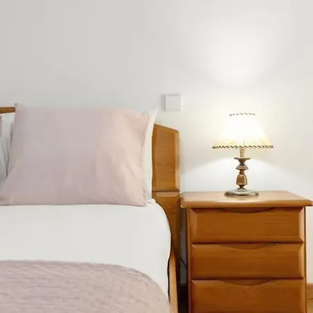 Dom wakacyjny Casa Grutas - Spacious With Private Parking Salir de Porto