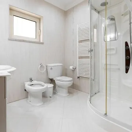 Dom wakacyjny Casa Grutas - Spacious With Private Parking Salir de Porto