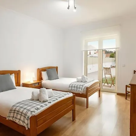 Casa Grutas - Spacious With Private Parking Dom wakacyjny Salir de Porto